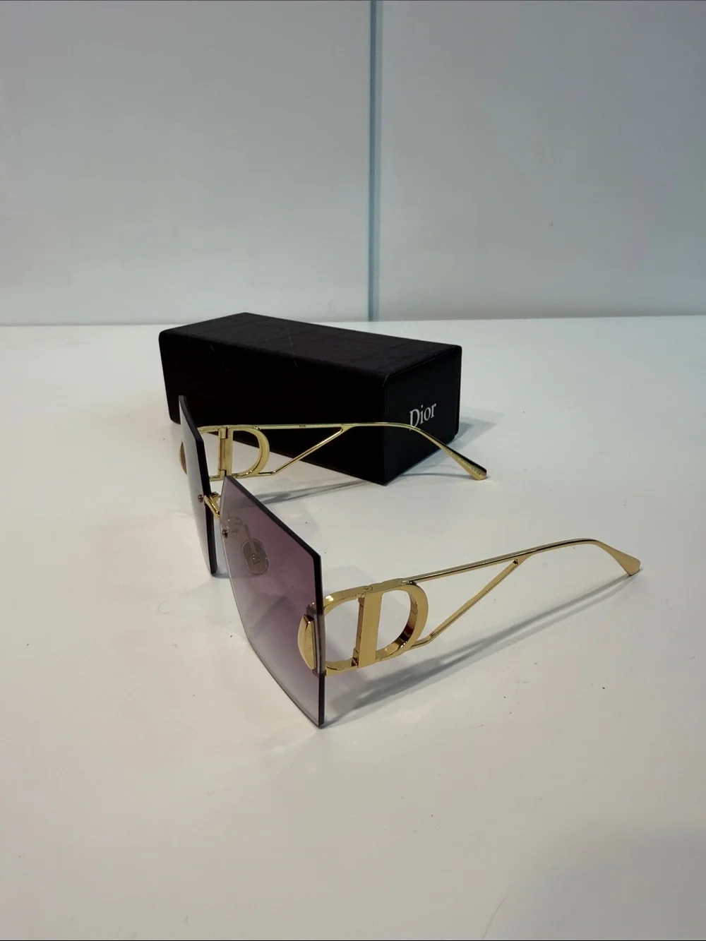 Gently used women’s Dior 30Montaigne Purple-to-Pink Frameless Square Sunglasses